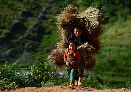 TONMAT chung tay “nâng bước em tới trường” tại Đồng Văn, Hà Giang