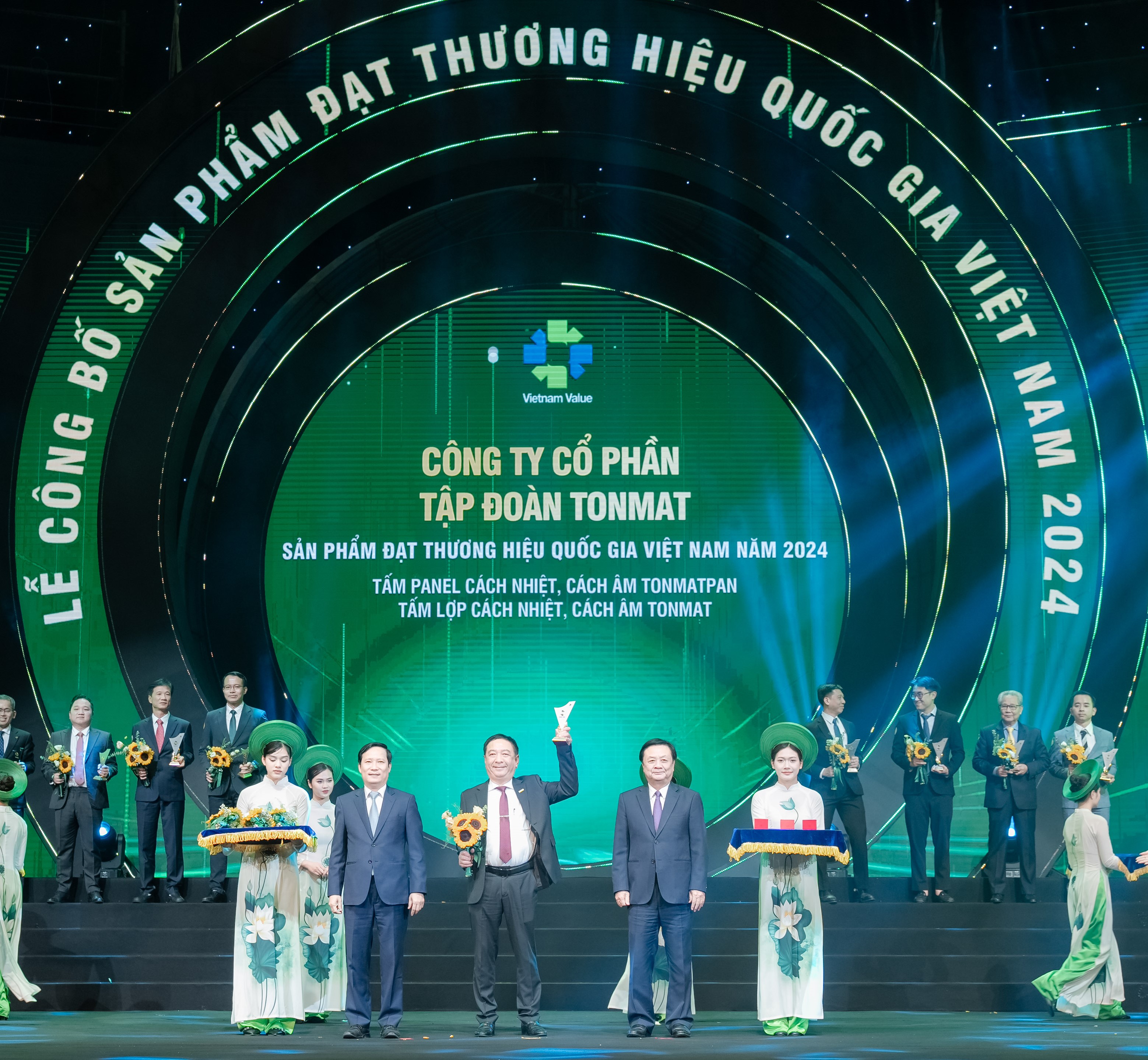 ng Trần Văn Sơn - Chủ tịchTONMAT Group nhận danh hiệu Thương hiệu Quốc gia 2024.